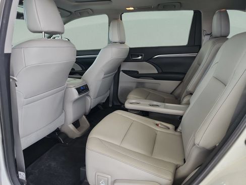 Used 2018 Toyota Highlander Limited FWD image 17