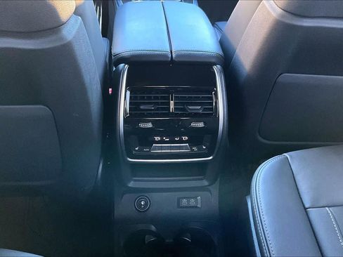 Used 2025 BMW X7 M60i image 33