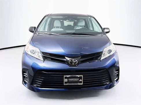 Used 2018 Toyota Sienna L image 2