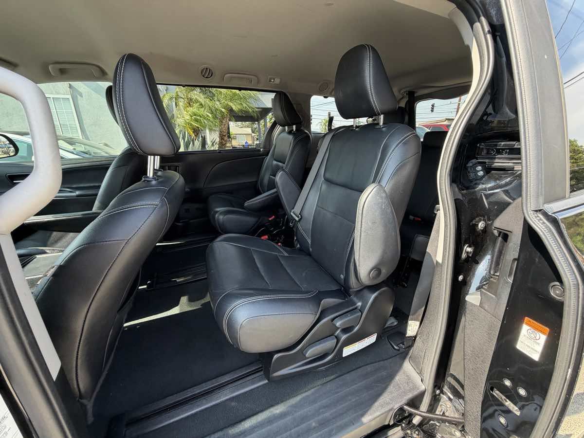 Used 2019 Toyota Sienna SE w/ Carpet Mat Package FWD image 14