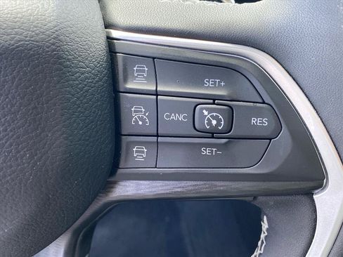 Used 2024 Jeep Grand Cherokee L Altitude AWD/4WD image 17