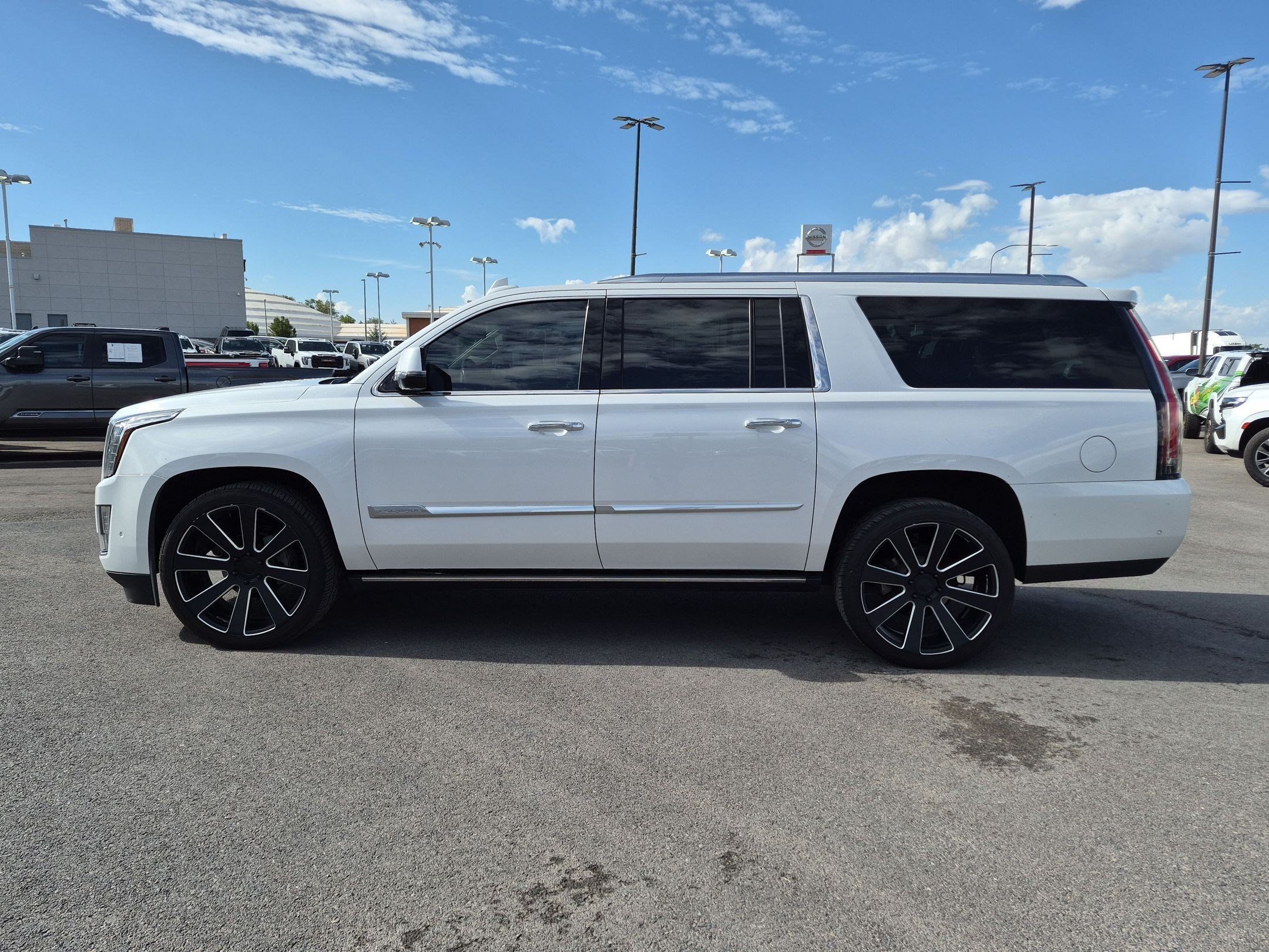 Used 2019 Cadillac Escalade ESV Premium Luxury AWD/4WD image 2