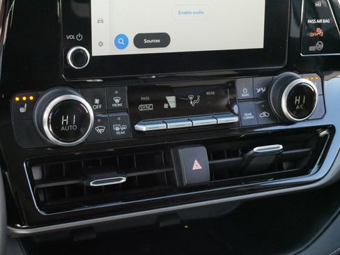 Used 2023 Toyota Highlander XLE image 23