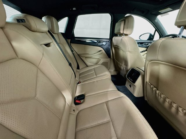 Used 2023 Porsche Macan AWD/4WD image 22