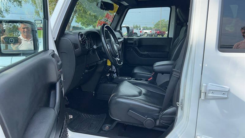 Used 2015 Jeep Wrangler Unlimited Sahara AWD/4WD image 18