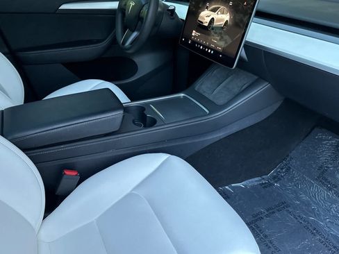 Used 2024 Tesla Model Y Long Range AWD/4WD image 17