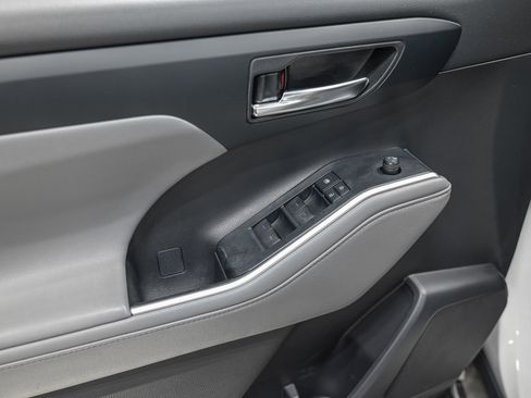 Used 2020 Toyota Highlander XLE image 13