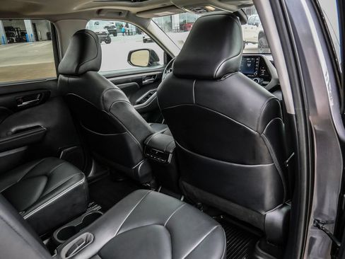 Used 2021 Toyota Highlander XLE AWD/4WD image 40
