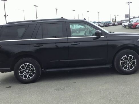 Used 2024 Ford Expedition XLT image 9