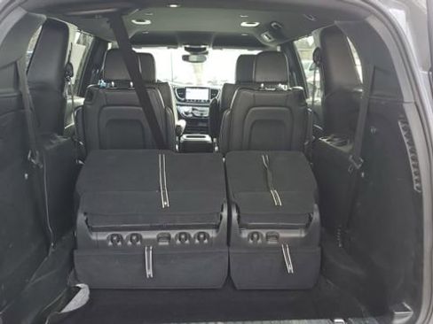 Certified 2025 Chrysler Pacifica Select image 30