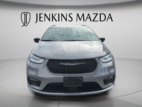 Used 2025 Chrysler Pacifica Limited FWD image 2