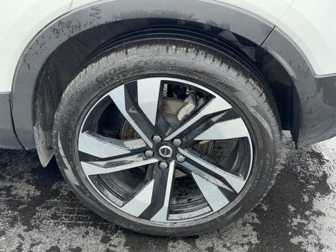 Certified 2023 Volvo XC40 B5 Ultimate w/ Protection Package Premier image 8