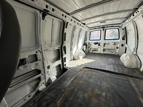 Used 2012 Chevrolet Express 2500 Extended RWD image 14