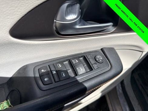 Used 2017 Chrysler Pacifica Touring FWD image 22