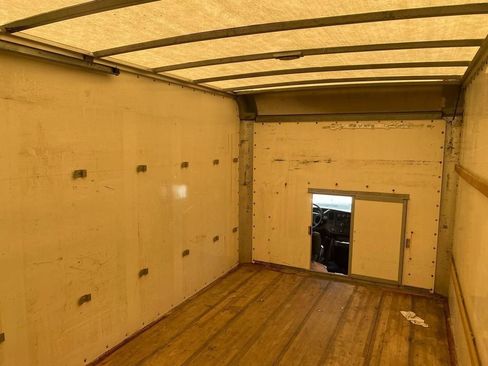 Used 2017 GMC Savana 3500 Extended RWD image 21