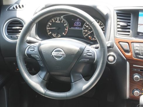 Used 2018 Nissan Pathfinder Platinum FWD image 14