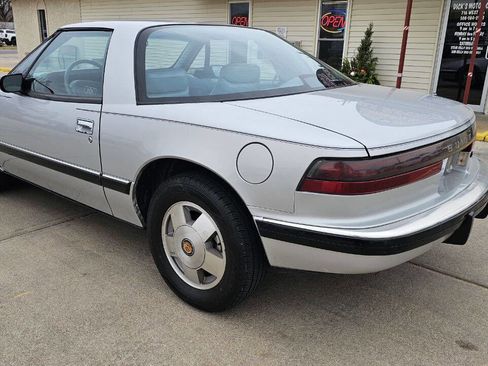 Used 1990 Buick Reatta Coupe image 2