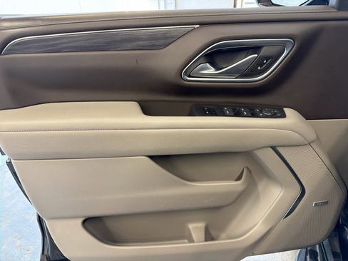 Used 2023 GMC Yukon XL SLT w/ SLT Premium Package image 19