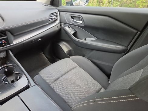 Certified 2025 Nissan Rogue SV FWD image 32