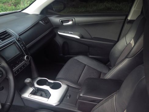 Used 2013 Toyota Camry SE FWD image 11