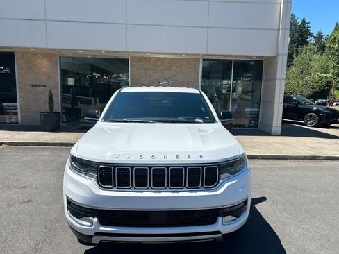 Used 2024 Jeep Wagoneer L Series III w/ Flexible Seating Group AWD/4WD image 2