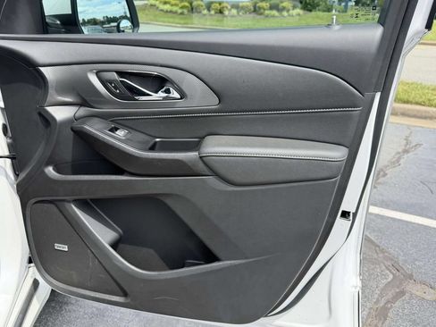 Used 2023 Chevrolet Traverse Premier FWD image 10