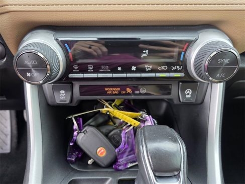 Used 2020 Toyota RAV4 XLE Premium image 21