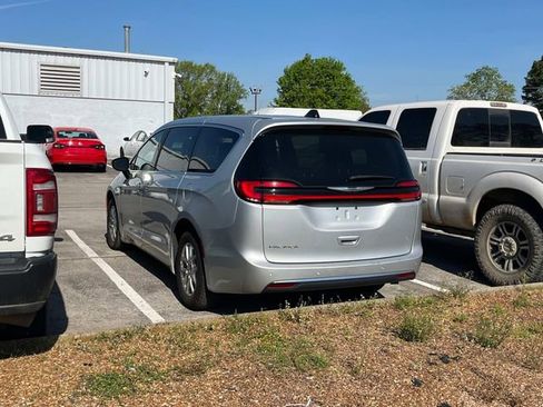 Used 2024 Chrysler Pacifica Touring-L image 5