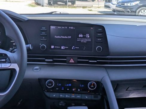 Used 2022 Hyundai Elantra Blue FWD image 16