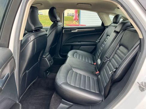 Used 2017 Ford Fusion SE w/ Fusion SE Technology Package image 16