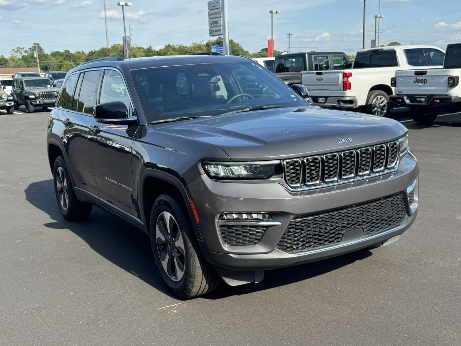 Used 2024 Jeep Grand Cherokee Limited 4xe AWD/4WD image 3