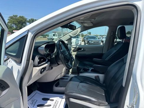Used 2022 Chrysler Pacifica Touring-L FWD image 31