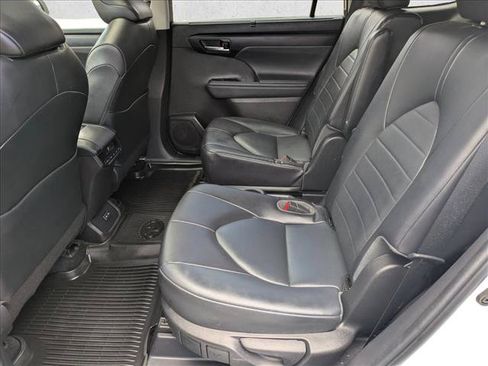 Used 2022 Toyota Highlander XLE AWD/4WD image 17
