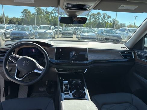 Certified 2025 Volkswagen Atlas SE w/ Black Wheel Package image 9