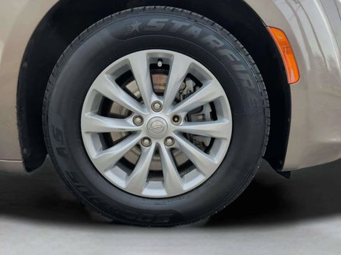 Used 2017 Chrysler Pacifica Touring-L image 38