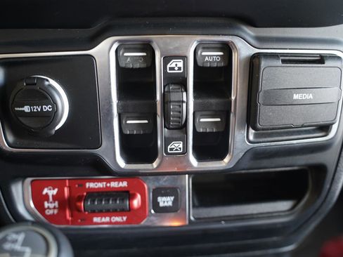Used 2019 Jeep Wrangler Unlimited Rubicon w/ Dual Top Group AWD/4WD image 21