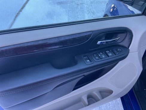 Used 2018 Dodge Grand Caravan SE w/ UConnect Hands-Free Group image 12