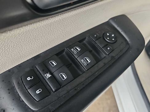 Used 2023 Chrysler Pacifica Touring-L FWD image 15