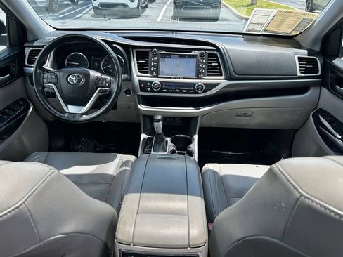 Used 2018 Toyota Highlander Limited Platinum FWD image 10