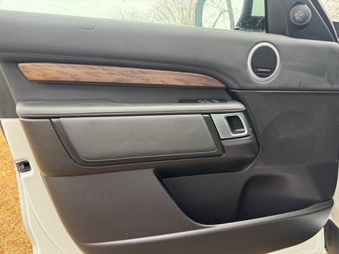 Used 2018 Land Rover Discovery HSE image 13