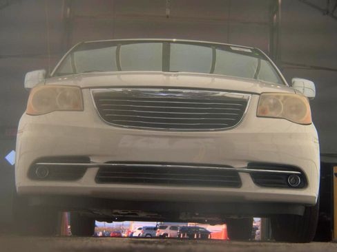 Used 2013 Chrysler Town & Country Touring FWD image 3