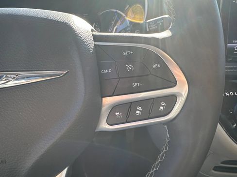 Used 2023 Chrysler Pacifica Touring-L FWD image 10