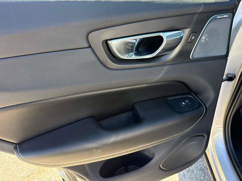 Used 2018 Volvo XC60 T8 R-Design w/ Convenience Package image 10