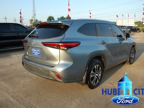 Used 2022 Toyota Highlander XLE FWD image 5