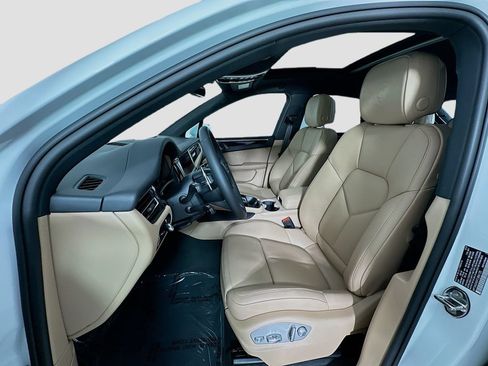 Certified 2026 Porsche Macan AWD/4WD image 5