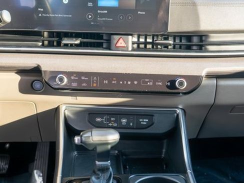 Used 2025 Kia Carnival EX image 21