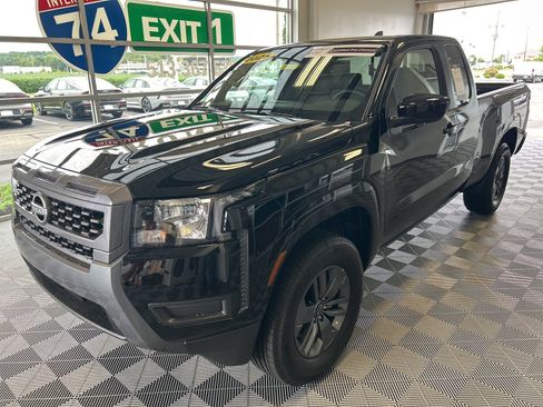 Used 2025 Nissan Frontier SV image 3