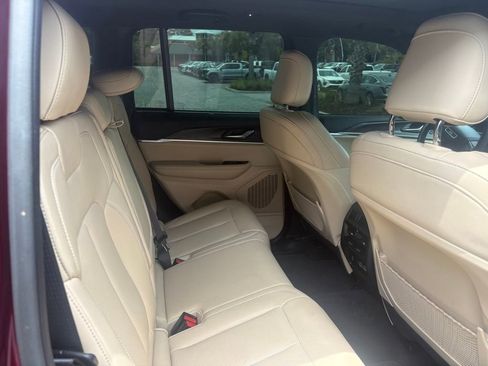 Used 2025 Jeep Grand Cherokee Limited w/ Luxury Tech Group II AWD/4WD image 15