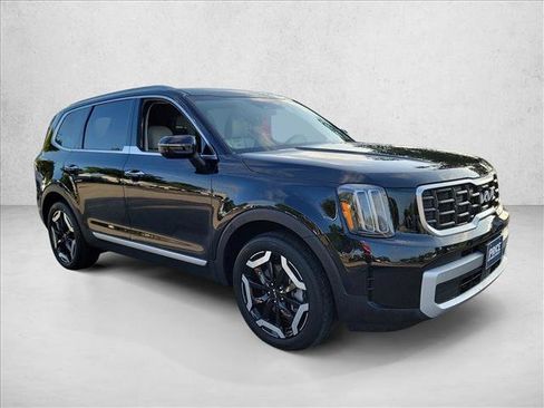 Used 2025 Kia Telluride S FWD image 3