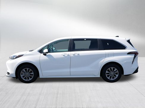 Certified 2026 Toyota Sienna LE FWD image 4